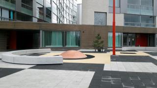 Eri värisiä betonilaattoja Lincolninaukiolla. 