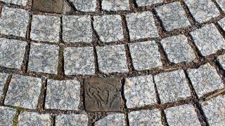 Tiikerinsilmä kivitaideteos Kivistössä.