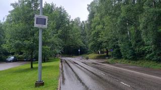 Nopeusvalvontanäyttö kadun varrella.