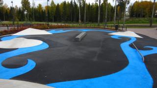 Värikkääksi maalattu asfalttipäällyste Kenraalinpuiston skeittipaikalla.
