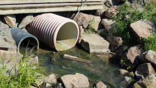 Kaksi muovista putkensuuta Krakanojassa.