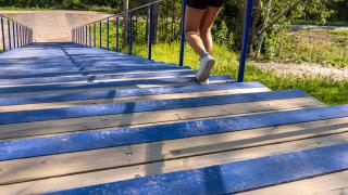 Möskärin mäen puiset kuntoportaat.