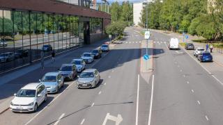 Autoliikennettä Martinlaakson ostarin tuntumassa.