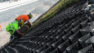 Rinteen eroosiosuojaa parantavan muovikennoston asentamista.