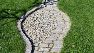 Hulevesien ohjaamiseen tarkoitettu rakenne Tikkurilan Kirjastopuistossa.