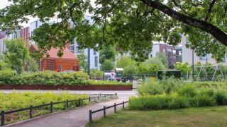 Leikkipaikka ja puistokäytävät Tikkurilan Kirjastopuistossa.